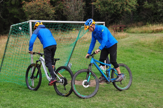 Mountainbike Fortbildungen - 2 Lehrer auf Fahrrädern