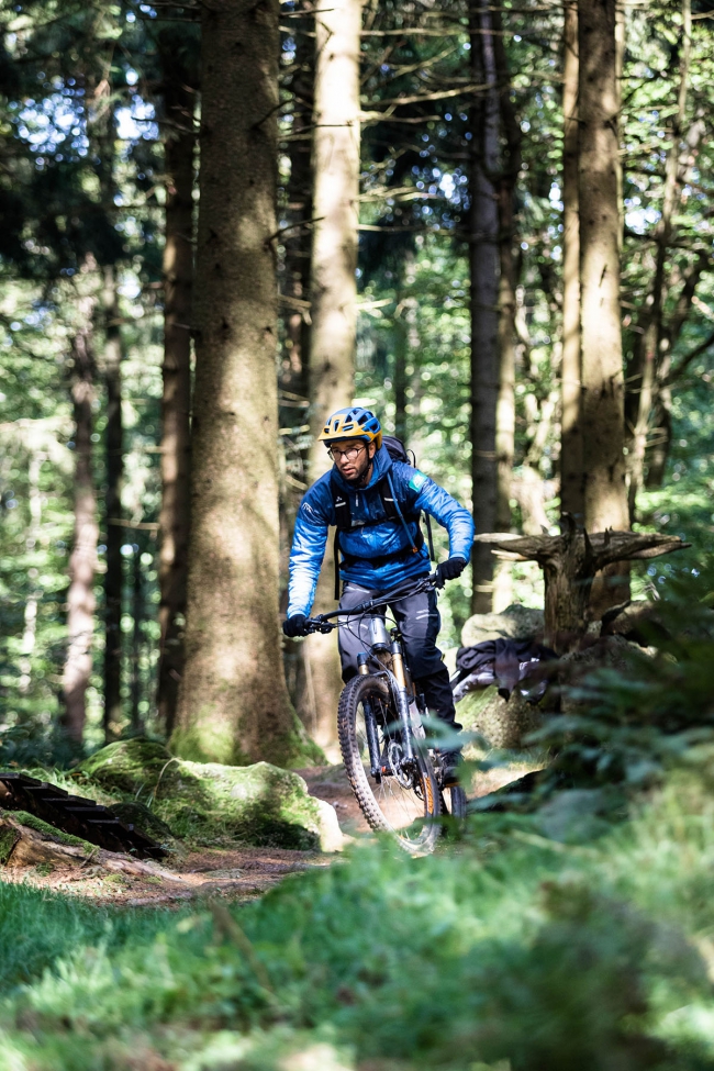 Ein Radfahrer im Wald.