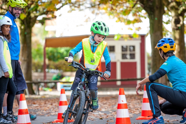 Ein Junge beim Fahrradslalom.